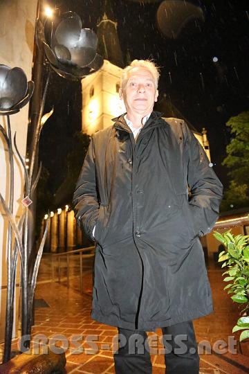 2013.07.03_21.52.03.jpg - Felix Mitterer vor der Pfarrkirche Haag:  "Ich bedauere, dass ich leider nicht so fest glauben kann wie Jägerstätter, sein Beispiel flößt mir aber großen Respekt ein."