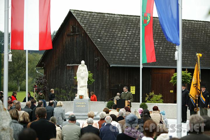 2008.09.21_11.21.06.JPG - Das Kriegerdenkmal erhielt einen neuen Platz.