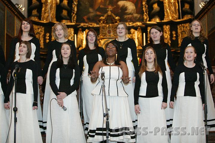 2008.12.07_17.14.52.JPG - Smiley und die "Queens of Gospel".   Optisch schwarz-wei, akustisch bunt und lebensfroh.