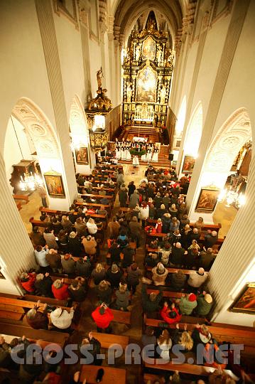 2008.12.07_17.43.14.JPG - Zu den mitreienden Melodien traditioneller Gospels erfllte ihre Stimmgewalt mit Leichtigkeit das Kirchenschiff bis in den letzten Winkel.