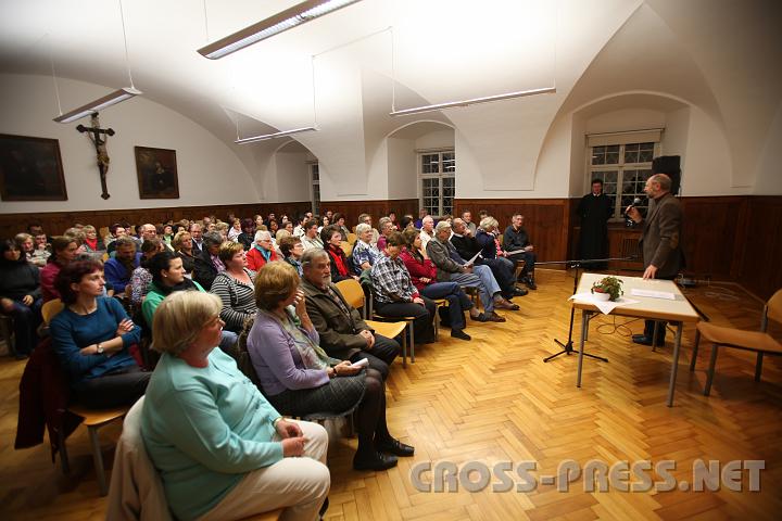 2009.10.20_20.04.39.jpg - Das Publikum im Benediktussaal des Stiftes zeigte groes Interesse am Vortrag.