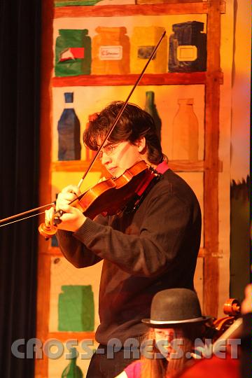 2010.04.16_18.07.02.jpg - Schulsprecher Wolfgang Lubowski aus der 7 mit Geige.