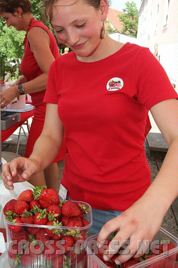 2010.06.11_15.33.47.jpg - Medizinstudentin Julia ist so s wie die Erdbeeren, die sie verkauft !  ;)