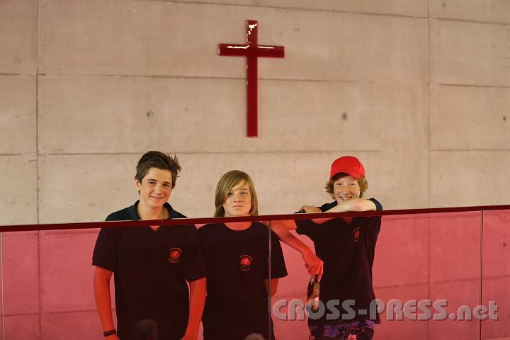 2012.06.23_11.09.08.jpg - Kreuz in der Turnhalle:  Gott sei Dank ist's möglich im katholischen Gymnasium!