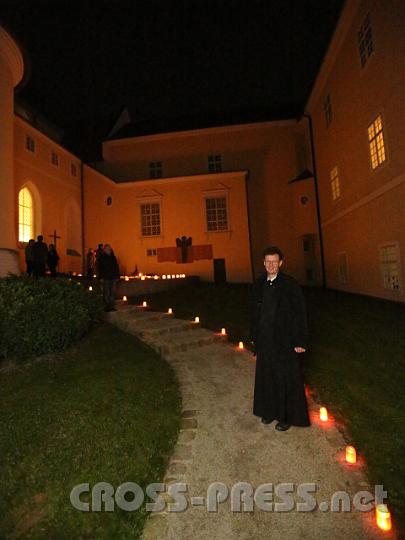 2012.10.25_20.00.46.jpg - P.Dominik - vom Licht geleitet - auf dem Weg zum Konventfriedhof.