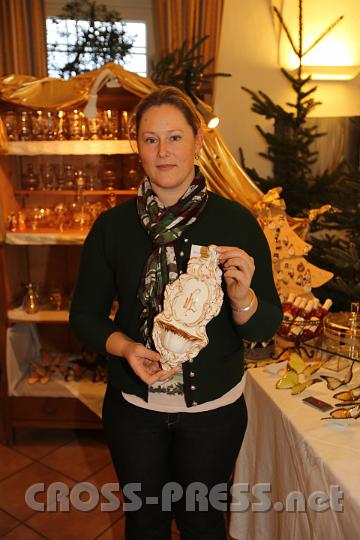 2012.12.14_15.19.59.jpg - Verena Gugler aus Haag präsentiert ihre handbemalten Glas- und Keramikkunstwerke.