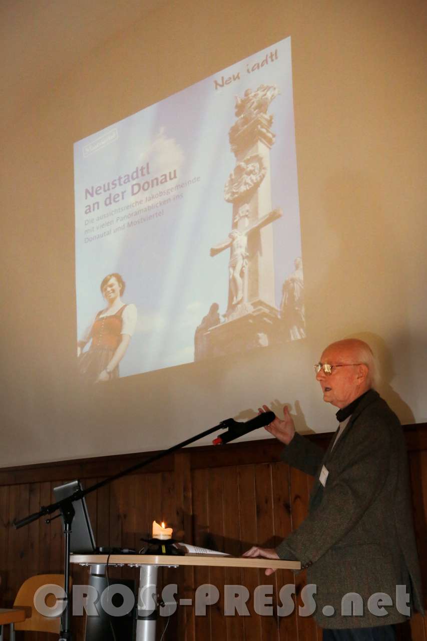 2017.10.13_11.48.56.jpg - Dr. Heimo Cerny hielt den Vortrag "Das Neustadtler Georgs-Kreuz - mulitfunktionale Bildsäule auf uraltem Andachtsplatz".