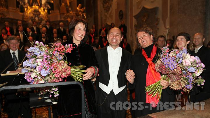 2010.10.09_20.50.32.jpg - Viel Freude nach einem perfekten Konzert:  LH Stv. Mag. Wolfgang Sobotka mit Rosina Bacher (Sopran) und Anita Auer (Chorleiterin).