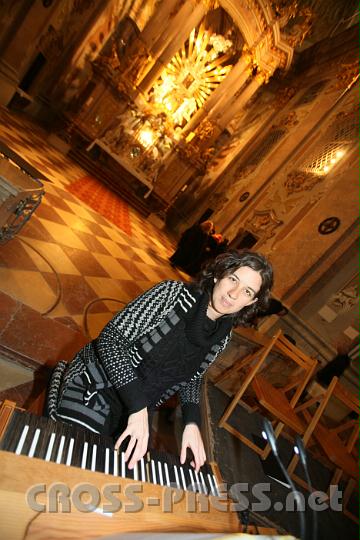 2011.04.10_19.12.51.jpg - Elke Eckerstorfer an der Orgel.