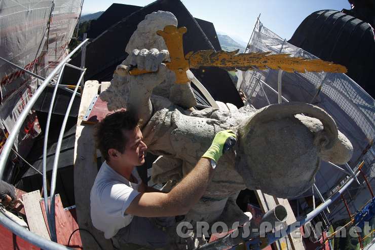 2016.08.08_09.29.36.JPG - Statue des Erzengels Michael wird restauriert.