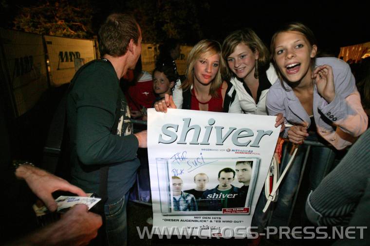 05.06.18_523 Shiver Autogrammstunde. Fans wollen Unterschrifte auf alles: Plakatte, Handies, Hnde, ...