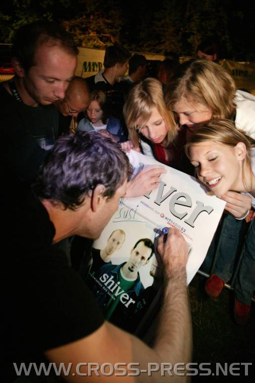 05.06.18_524 Shiver Autogrammstunde. Fans wollen Unterschrifte auf alles: Plakatte, Handies, Hnde, ...