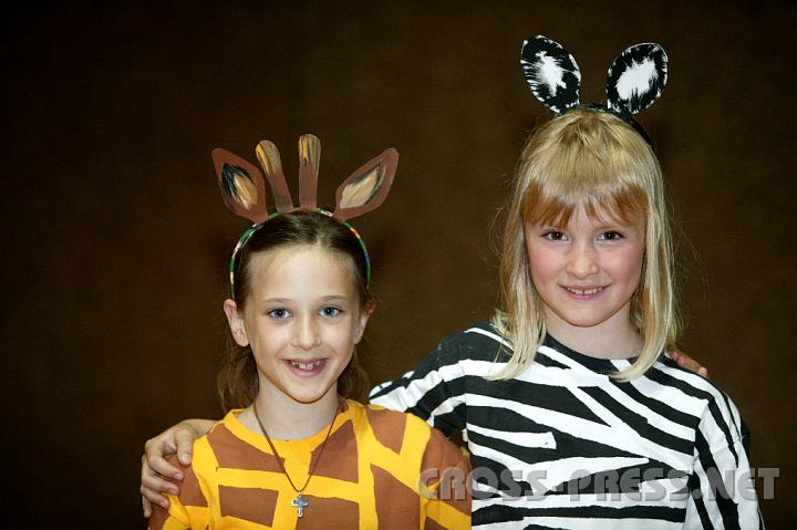2008.06.12_16.13.34.JPG - Auch nach dem Musical bleiben die kleine Giraffe und das "groe" Zebra Freunde. :)