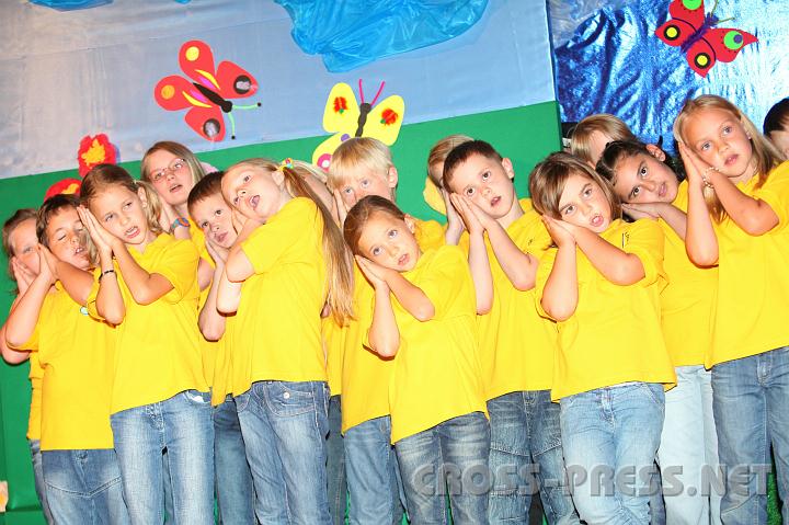 2010.06.26_19.16.46.jpg - Die Kinder des Volksschulchores singen: "Wenn wir lachen, wenn wir trumen, oder wenn wir traurig sind: wo wr'n wir ohne Musik?"