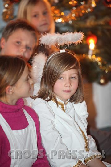 2011.12.22_17.01.34_01.jpg - "Mutter" Noemi unterhält sich mit dem Weihnachtsgast, "Engerl" Emma. Alexander hört zu.