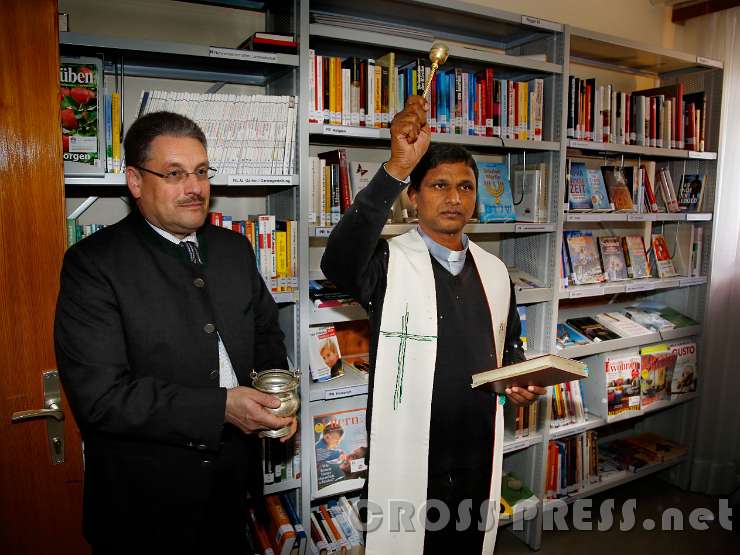 2015.10.18_11.51.36_00.JPG - Pfarrer Peter Yeddanapalli segnet die Büchereiräumlichkeiten.