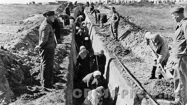 Zwangsarbeit.jpg - Zwangsarbeiterinnen auf der Baustelle eines Kfz-Instandsetzungswerks unter der Leitung von Daimler-Benz in Minsk, September 1942