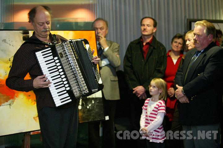 2008.11.14_20.54.45.JPG - Franz Hiesberger, der Bruder des Autors, trug mit starkem und gefhlvollem Einsatz seine teils improvisierte Akkordeonmusik zum Kulturabend bei.