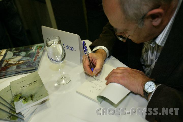 2008.11.14_22.05.08.JPG - Stundenlang signierte der Autor seinen Lyrikband mit ganz persnlichen und einfallsreich "ausgedachten" Widmungen.