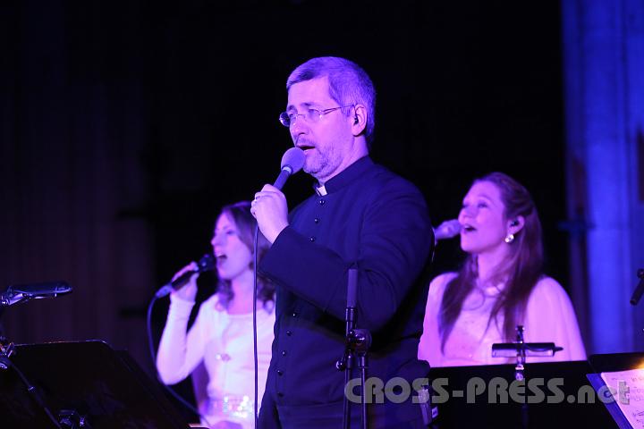 2013.03.17_20.59.26_01.jpg - Priester Andreas Schätzle mit den beiden Background-Sängerinnen Yael de Vries und Ingrid Schwarz.