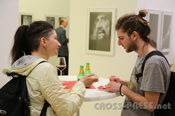 2013.04.24_20.21.07.jpg - Elitsa aus Bulgarien und Dimitrios aus Griechenland interessieren sich als Kunststudenten nicht nur für ihr Fach, die Malerei.