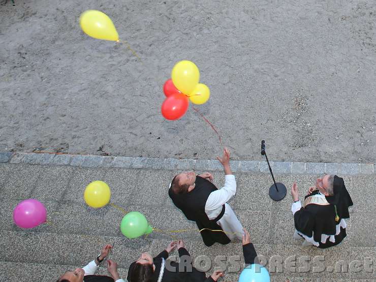 2014.04.30_19.16.22_c.jpg - Rektor Pater Karl Wallner läßt die Balons fliegen.