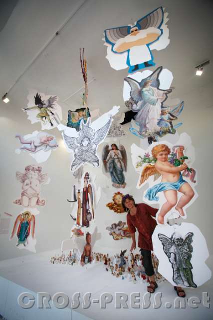 2016.07.08_16.32.50.JPG - "Alltagsengel": Die Ausstellung beginnt mit Bildern und kleinen Statuen von Engeln.   Nicht alle können fliegen ...  ;)