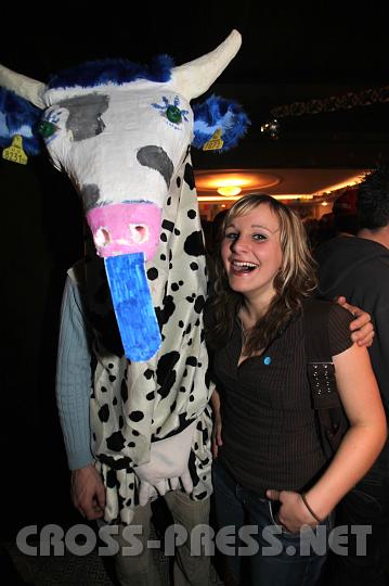 2009.02.24_21.47.04.jpg - Eine Kuh zum Verlieben ... wenn sie nur nicht die Blauzungenkrankheit htt'. Whrend Manfred sich schwer tut hat Ramona leicht lachen!