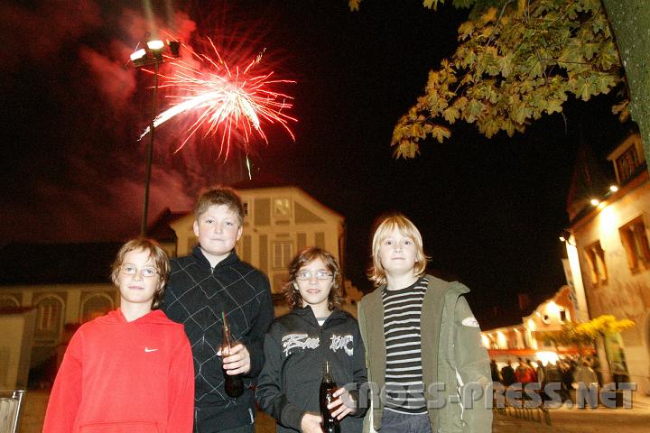 2008.09.27_21.20.27.JPG - Punkt 21:00h gab es ein Riesenfeuerwerk.  V.l.n.r: Franz Hammelmller, Martin Stckler, Julian Kattner und Daniel Hochgatterer vor dem Feuerwerk.