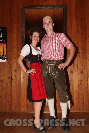 2009.09.26_21.01.04.jpg - Cornelia Kronsteiner und Markus Riener im fr Trachten passenden Holzambiente.