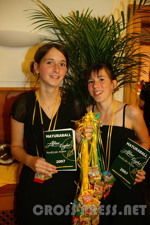 2007.09.22_21.57.23.JPG - Doris Brscher und Lisa Frischauf verkaufen Gummibrchen zur Wahl der Ballknigin.