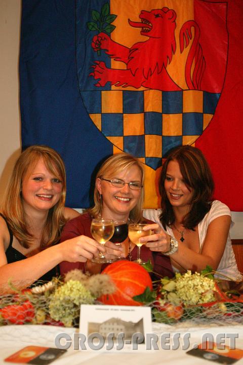 2007.09.22_22.39.41.JPG - Klaudia, Maria und Johanna Panstingl feiern unter dem Ertler Wappen den Gemeindegeburtstag.