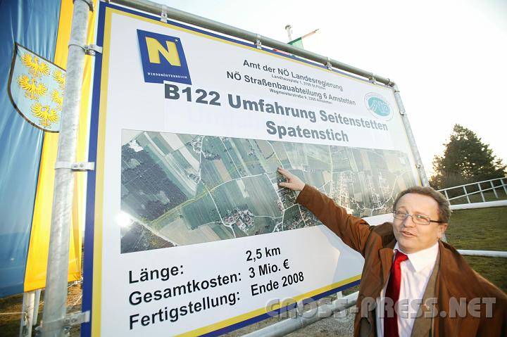 2008-02-20_16.39.21.JPG - Alois Schlager, geschftsfhrender Gemeinderat von Seitenstetten, erklrt den Trassenverlauf.