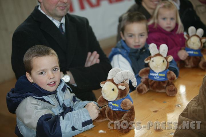 2008-02-20_16.18.15.JPG - Die Kinder freuen sich ber Wahlkampfmaskottchen 'Seppl', den von LH Prll geretteten Steinbock.