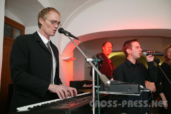 2009.01.10_21.01.59.JPG - Hans Schoder unterhlt das Publikum nicht nur durch seine Society-Reportagen in NN, sondern auch als Musiker der beliebten Band "Van Voice".