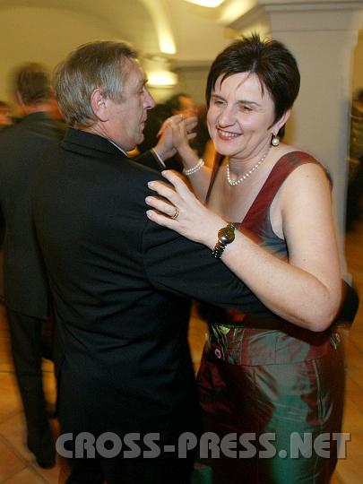 2009.01.10_21.02.36.JPG - Auch das Ehepaar Gerhard und Michaela Hinterholzer fhlt sich wohl auf der Tanzflche.