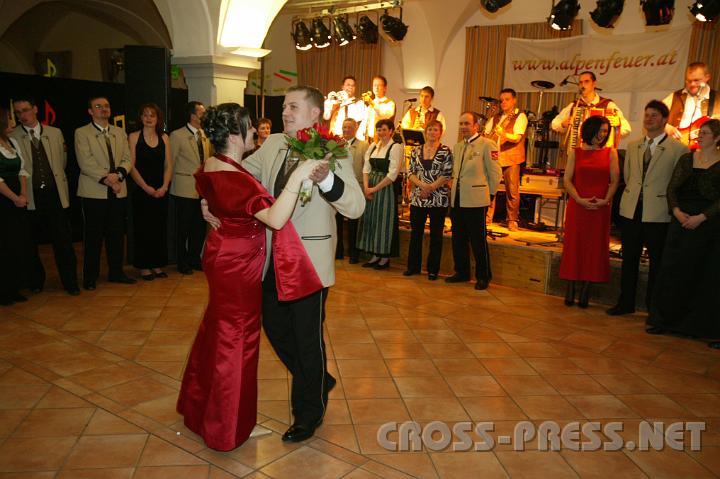2009.02.07_20.29.54.jpg - Das "Ballknigspaar" erffnete den Tanzabend.