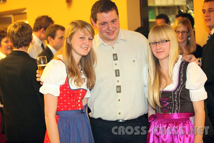 2009.11.14_21.48.41.jpg - Tanja Sindhuber, die Tochter des Hauses, mit Christoph Kern und Carina Schatzeder.