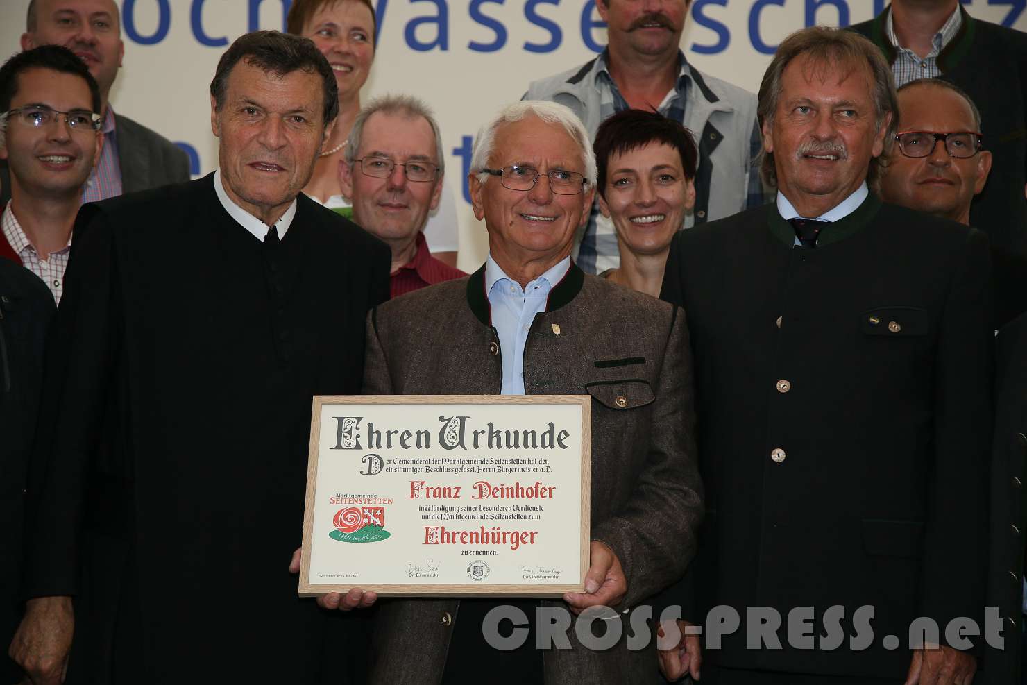 2017.07.24_18.29.25.jpg - Altbürgermeister Franz Deinhofer mit seinem früheren Vizebürgermeister Otto Sagmeister und Altabt Berthold Heigl.