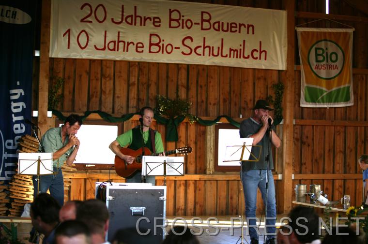06.09.24_070 'Extrem Trio' der lokalen Jung-Biobauern, die mit ihren gesellschaftskritischen Texten und hochwertiger 'Alpen-Blues' Musik fr viel Applaus sorgten.