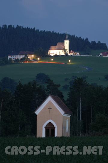 2008.06.20_21.57.23_02.JPG - Das Restlicht des (zweit) lngsten Tages des Jahres leuchtet die Mostviertler Landschaft aus.   ber der Mayr-Kapelle wacht die St.Michael-Kirche.