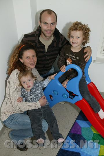 2008.09.27_14.17.03.JPG - Familie Puppenberger: Mutter Enik mit Anna, Vater Roland mit Lara.