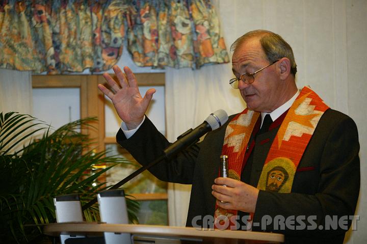 2008.11.08_12.23.30.JPG - Pfarrer Anton Schuh segnete die Kreuze fr die Gemeinderume, die Anwesenden und das ganze Schloss