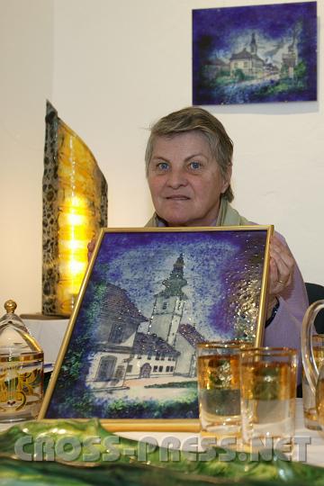 2008.11.30_13.21.23.JPG - Frau Richter mit ihrem Glasmalerei-Kunstwerk.