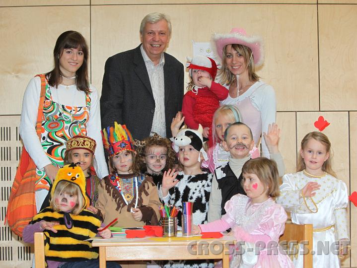 2009.02.22_14.38.50_02.jpg - Auch Bgm. Mag. Johann Heuras kam zum Kinderfasching, im Bild mit Eltern-Kind Vereinsleiterin Lisa Kaindl und den Kindern.