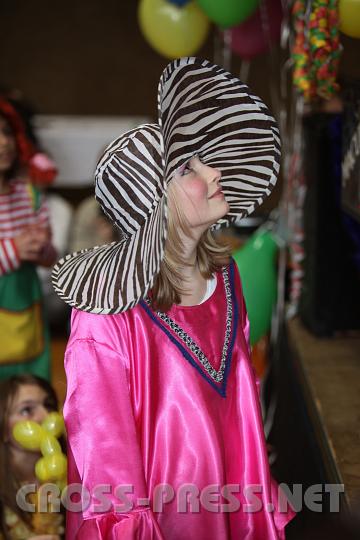 2009.02.22_15.25.37.jpg - "Charleston-Lady" Franziska Bhre bewundert die Zauberershow.