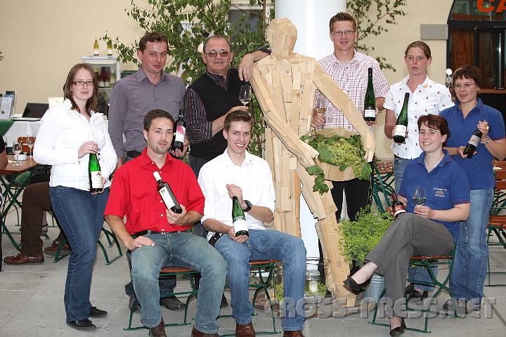 2009.06.12_18.20.51.jpg - "Weinpfarrer" Anton Schuh im Kreise seiner altbekannten Jungwinzer. :)