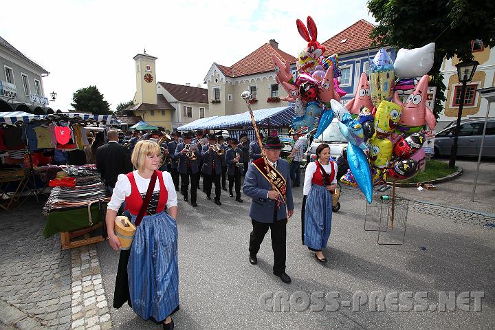 2009.06.21_09.53.52.jpg - Die Musikkapelle spielte bei der Kirtagsmesse und danach beim Marktfest.