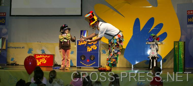 06.11.05_271 Zauberspa mit Zauberclown Poppo. Die kleine Assistentin ist keine Profi-Zauberin, sondern eine Freiwillige aus dem Publikum.  http://poppo.at