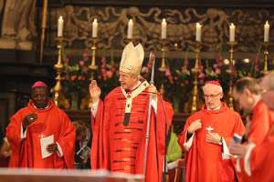 Maria-Namen-Feier in Stephansdom 2014 Kardinal Schönborn erteilt den Abschluss-Segen.